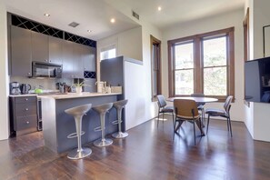 Kjøleskap, mikrobølgeovn, ovn og kokeplater