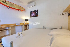1 habitación, tabla de planchar con plancha, wifi gratis y ropa de cama