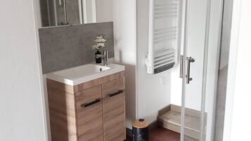 Een douche, een haardroger, handdoeken, zeep