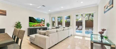 Una televisión, una oficina