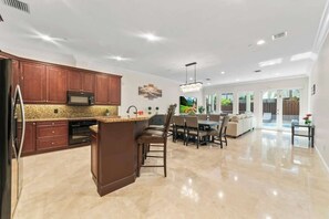 Refrigerador, microondas, horno, placa de cocina