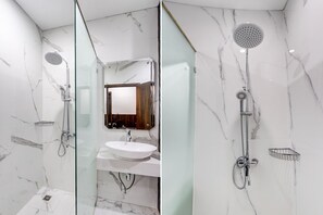 Kamar Twin Deluks | Kamar mandi | Shower, perlengkapan mandi gratis, kloset, dan handuk