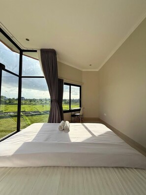 Superior Room | Desk