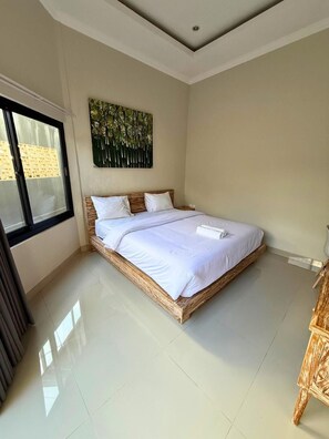 Standard Room | Desk