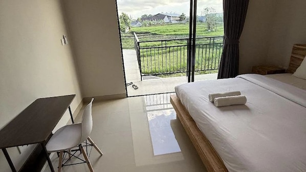 Superior Room | Bathroom | Shower, free toiletries, hair dryer, towels