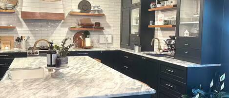 Microondas, horno, parrilla de estufa y lavavajillas