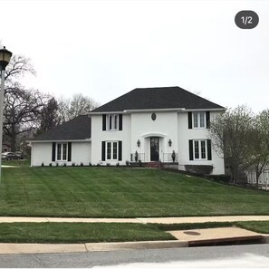 Exterior - Santoclere - designer home near Corporate Woods (Overland Park)