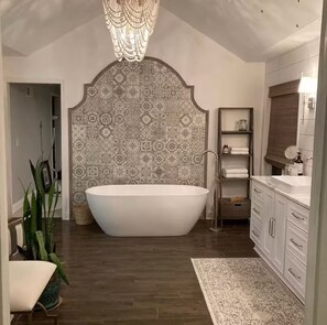 Shower, hair dryer, towels, toilet paper - Santoclere - designer home near Corporate Woods (Overland Park)