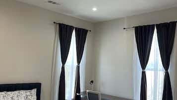 4 bedrooms, iron/ironing board, WiFi, bed sheets