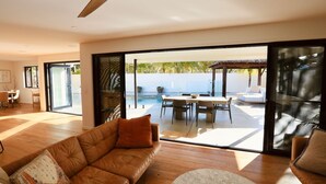 Smart TV, fireplace, books, stereo - Byron Oakland Oasis (Byron Bay)