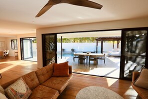 Smart TV, fireplace, books, stereo