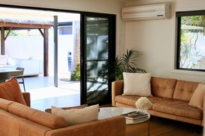 Smart TV, fireplace, books, stereo