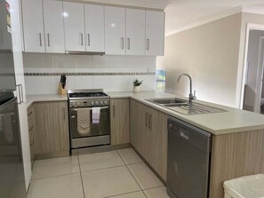 ثلاجة، ميكروويف، فرن، م�وقد طهي مسطح