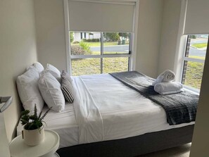 3 bedrooms, iron/ironing board, travel cot, WiFi - Glen’s Everyday Stay - Outdoor Firepit (Wagga Wagga)