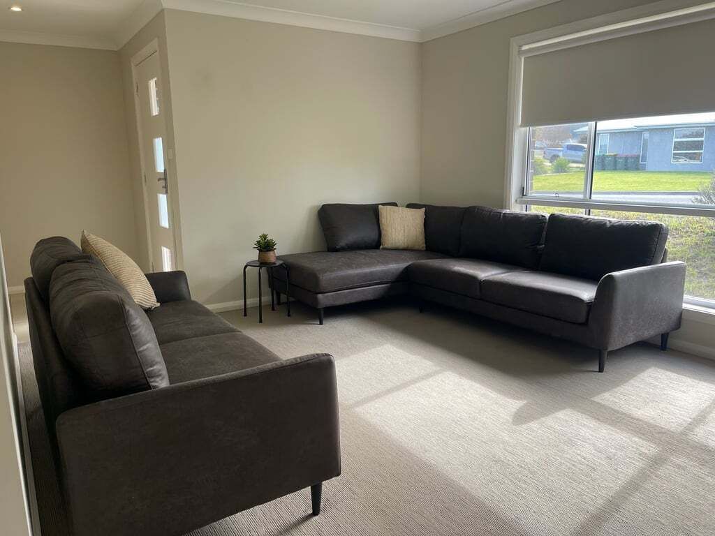 テレビ、暖炉、書庫