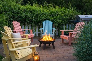 Terrace/patio - Drift Inn| Cozy Cottage w/ Fire Pit, BBQ & Dogs (Tybee Island)