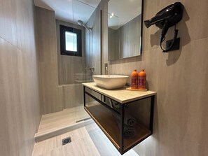Savon, shampooing, papier de toilette