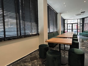 Café da manhã com buffet grátis todos os dias