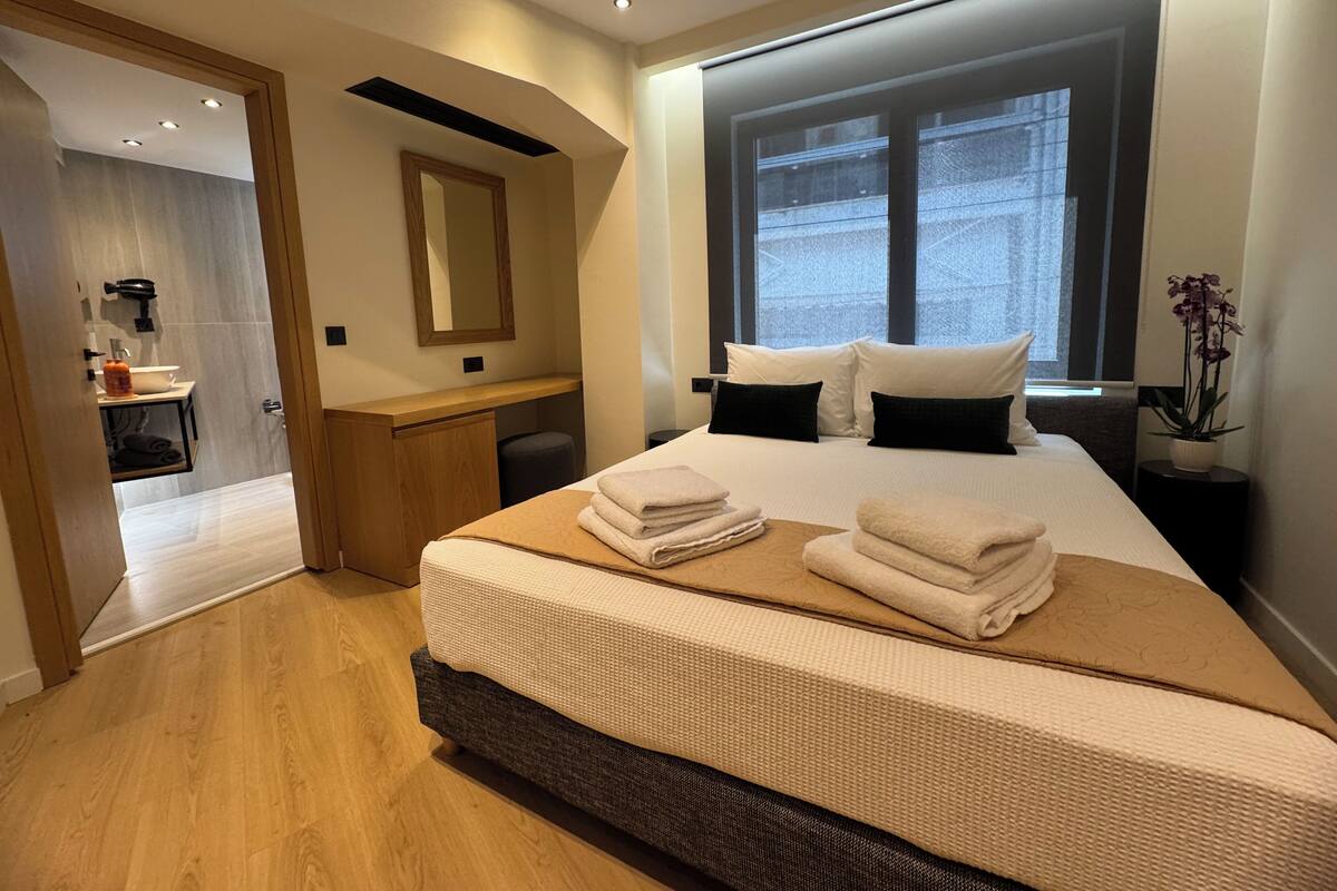 Quarto casal luxo | Cofres nos quartos, ferros/tábuas de passar roupa, Wi-Fi de cortesia