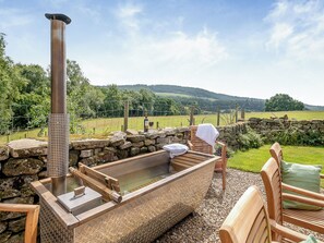 Outdoor spa tub - 5 bedroom accommodation in Helmsley (Helmsley)