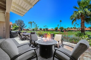 屋外ダイニングエリア