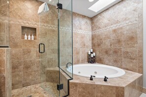 Dusche, Whirlpool, Haartrockner, Handtücher