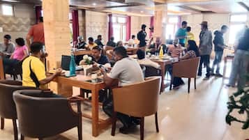 Bữa sáng đặc sản địa phương hàng ngày (500 INR/mỗi người)