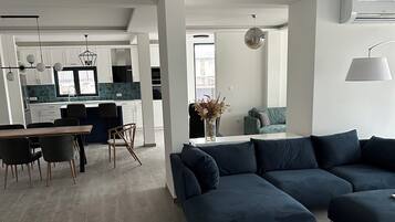 Smart TV, books, stereo