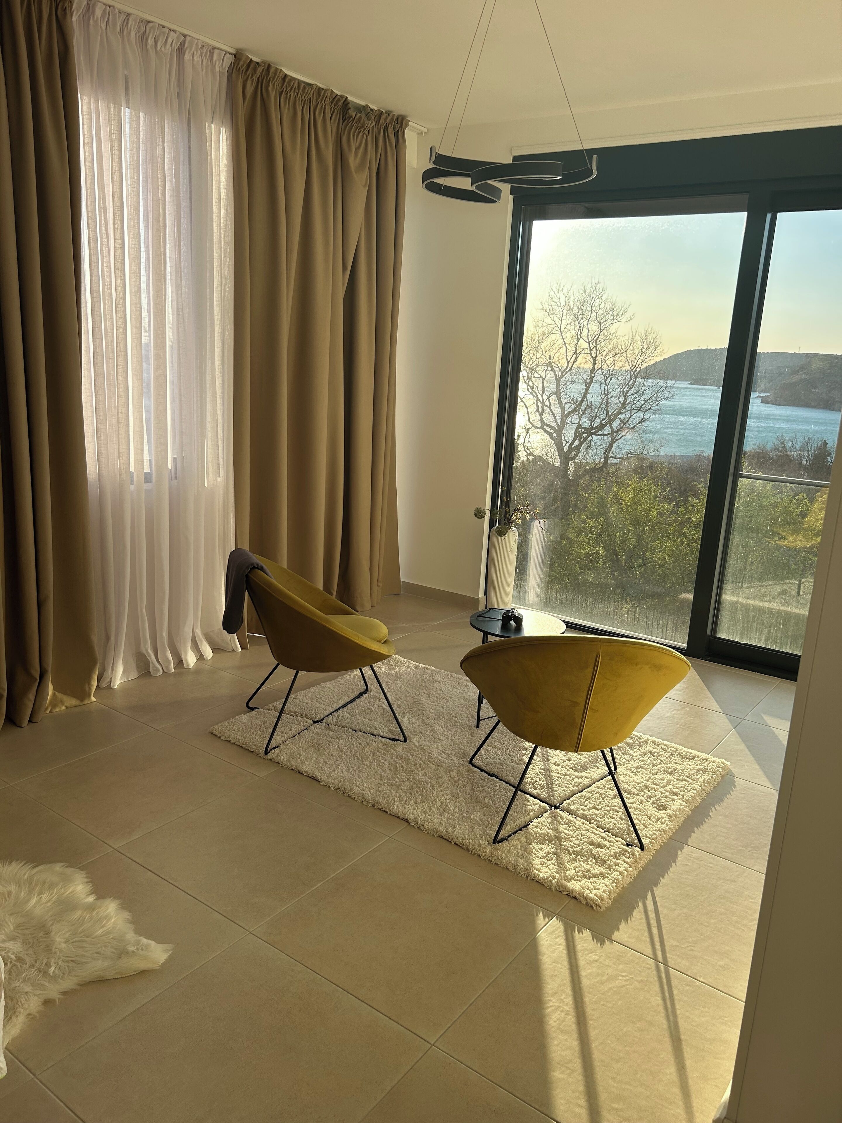 Smart TV, books, stereo