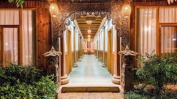 Classic Twin Room, Non Smoking, Courtyard View | Lanai