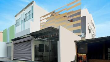 Vista frontal de la propiedad