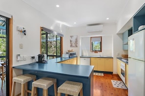 Fridge, microwave, stovetop, dishwasher