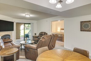 2 bedrooms, desk, iron/ironing board, Internet - 3 Mi to Talking Stick: Condo w/ Community Perks! (Scottsdale)