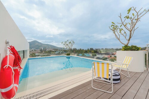 1BR with Infinity Pool Gym Rooftop C190