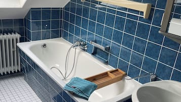 Secadora de cabello, toallas, jabón, papel de baño