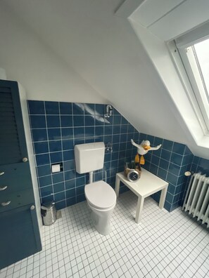 Haartrockner, Handtücher, Seife, Toilettenpapier