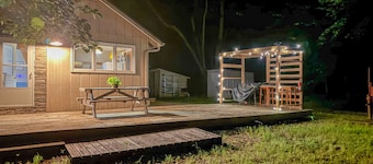 Charming Getaway: Rustic Cabin on West Battle Lake