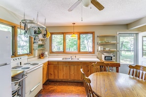 Fridge, microwave, stovetop, coffee/tea maker - Charming Getaway: Rustic Cabin on West Battle Lake (Clitherall)