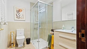 Dusche, Haartrockner, Handtücher, Seife