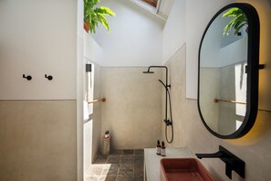 Dusche, kostenlose Toilettenartikel, Handtücher, Seife