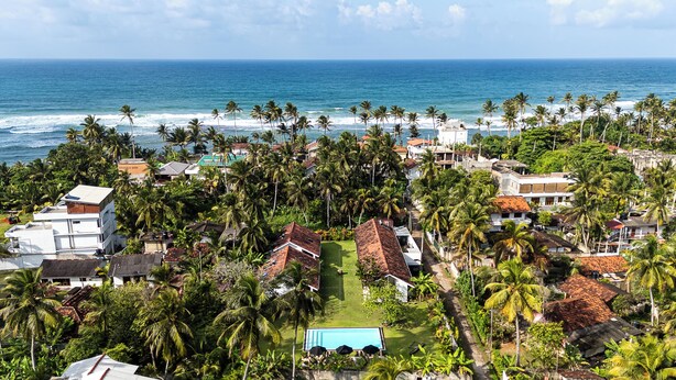 A coastal residential area with houses, a swimming pool, and a view of the ocean. - SAMA Ahangama (Ahangama)
