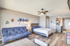 Internet, bed sheets - Oceanfront Gem - Walk to Daytona Beach Pier! (Daytona Beach)
