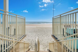 På stranden