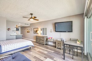 Internet, bed sheets - Oceanfront Gem - Walk to Daytona Beach Pier! (Daytona Beach)