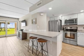 Fridge, microwave, oven, stovetop - 602 Sailmaker ~ Gone Coastal (Fernandina Beach)