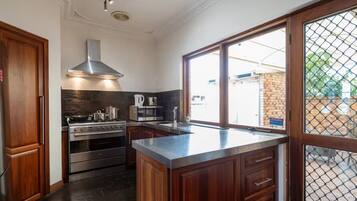 Mikrowelle, Ofen, Geschirrspüler