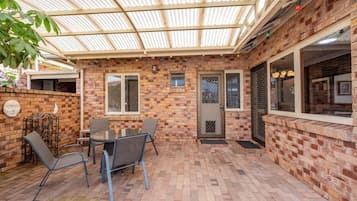 تناول الطعام بالخارج