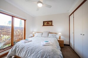 3 makuuhuonetta, silitysrauta/-lauta, ilmainen Wi-Fi, vuodevaatteet