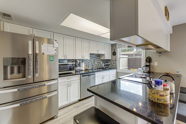 Fridge, microwave, stovetop, dishwasher