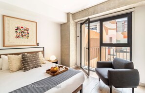 1 chambre, bureau, fer et planche à repasser, lit parapluie